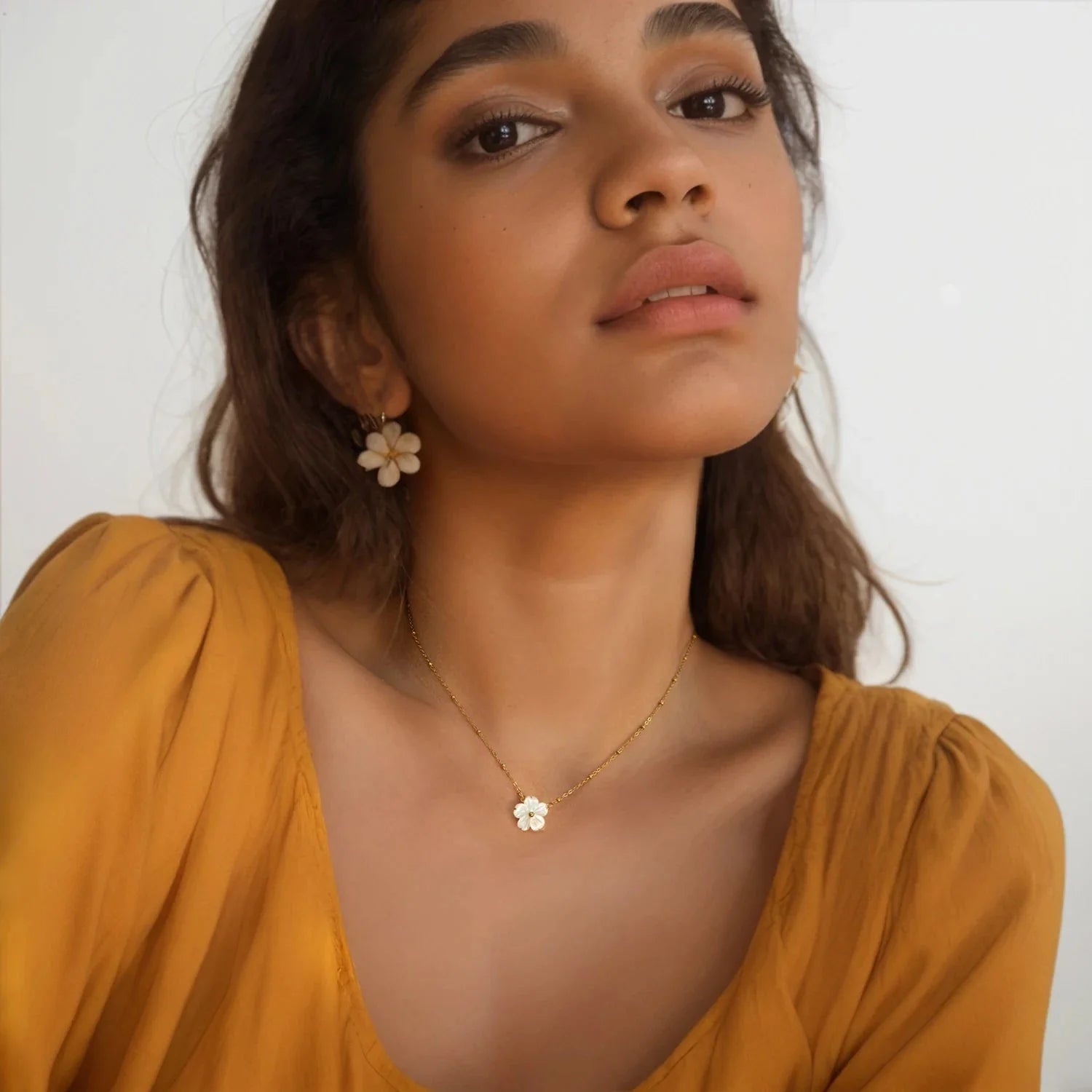 Brinco Flor Branca Íris